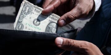 Peso continúa con su desplome: alcanza las 18.76 unidades por dólar este miércoles