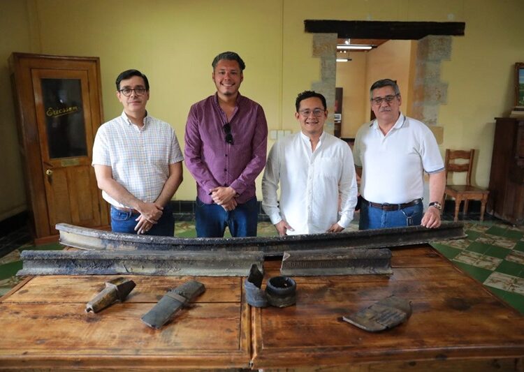 Donan arqueólogos piezas antiguas de ferrocarril a Archivo General del Municipio