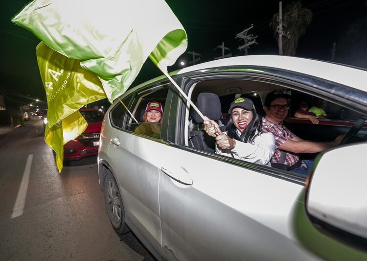 El Mejor Recorrido de Cierre de Campaña a la Plaza Principal de Carlos Peña y Maki Ortiz