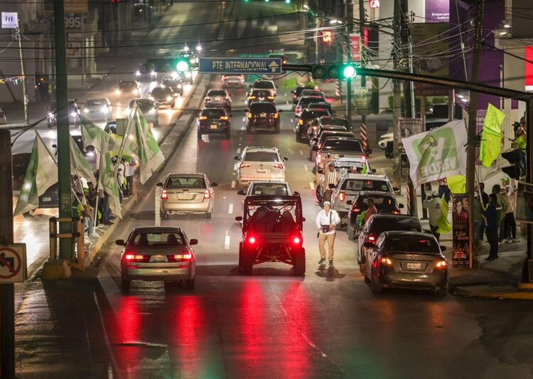 El Mejor Recorrido de Cierre de Campaña a la Plaza Principal de Carlos Peña y Maki Ortiz
