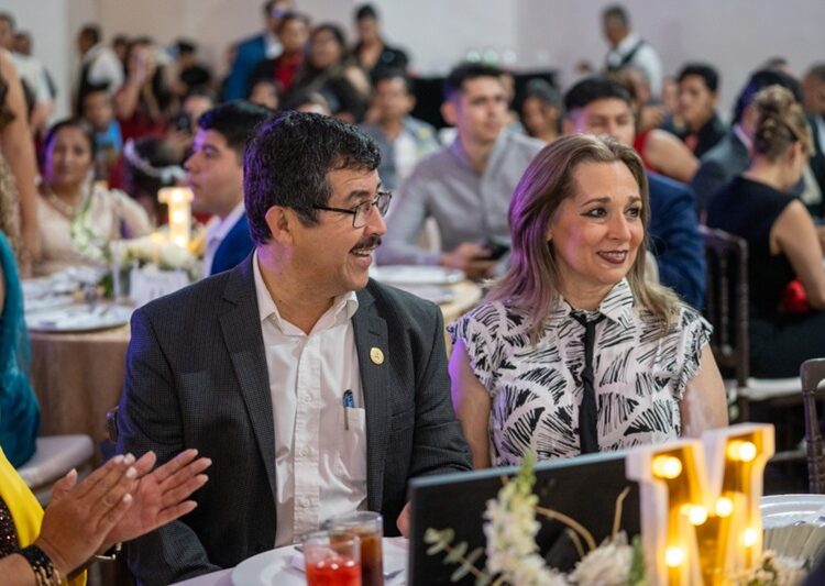 Convive Rector de la UAT con estudiantes de la Facultad de Enfermería Victoria en su fiesta de graduación