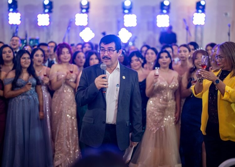 Convive Rector de la UAT con estudiantes de la Facultad de Enfermería Victoria en su fiesta de graduación