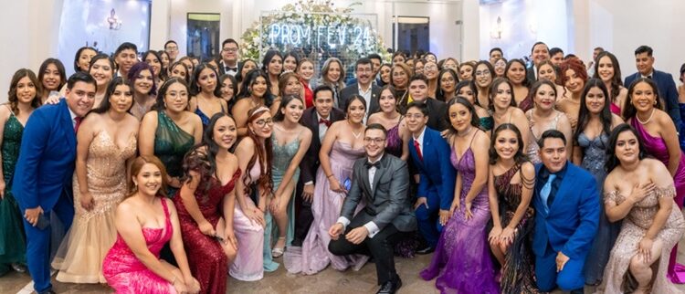 Convive Rector de la UAT con estudiantes de la Facultad de Enfermería Victoria en su fiesta de graduación
