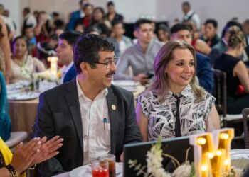 Convive Rector de la UAT con estudiantes de la Facultad de Enfermería Victoria en su fiesta de graduación