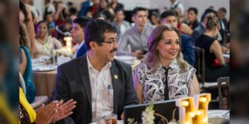 Convive Rector de la UAT con estudiantes de la Facultad de Enfermería Victoria en su fiesta de graduación