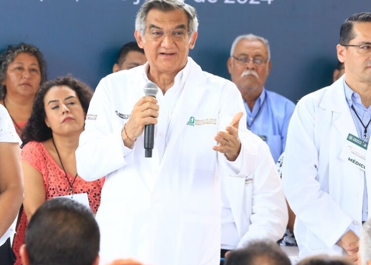 Entrega Américo tarjetas del programa “La Clínica es Nuestra”; refuerzan atención médica