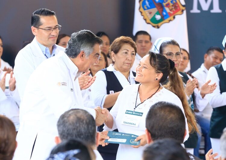 Entrega Américo tarjetas del programa “La Clínica es Nuestra”; refuerzan atención médica