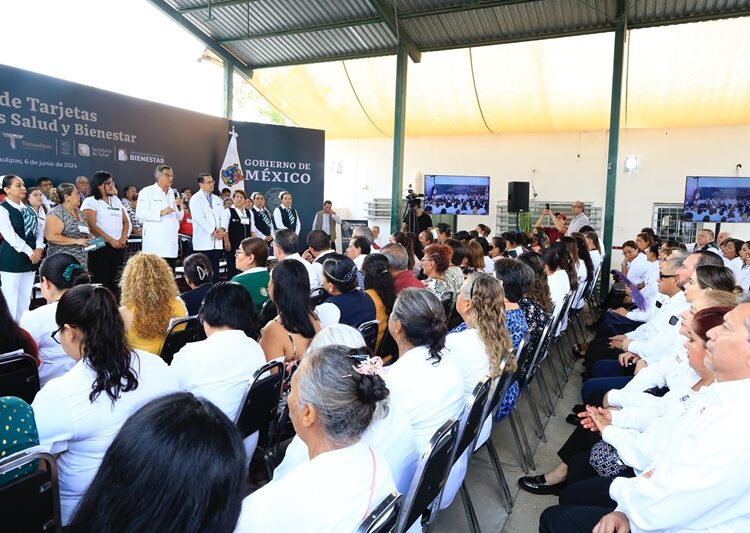 Entrega Américo tarjetas del programa “La Clínica es Nuestra”; refuerzan atención médica