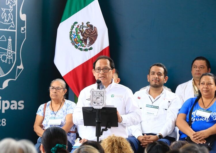 Entrega Américo tarjetas del programa “La Clínica es Nuestra”; refuerzan atención médica