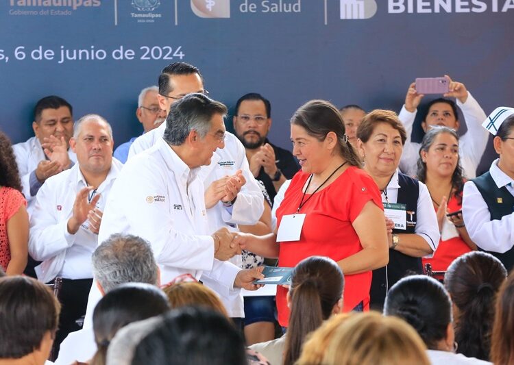 Entrega Américo tarjetas del programa “La Clínica es Nuestra”; refuerzan atención médica