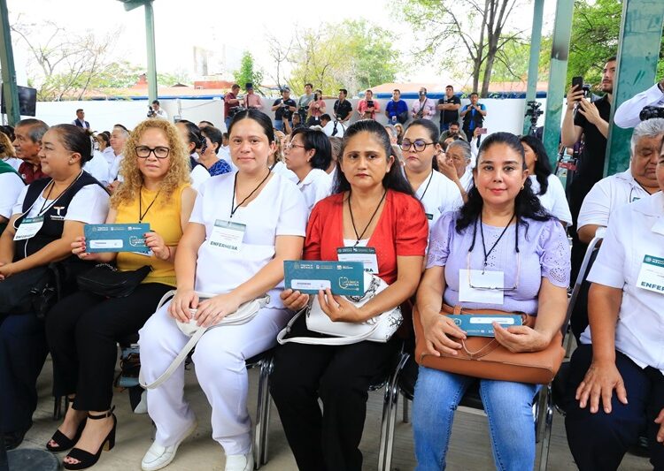 Entrega Américo tarjetas del programa “La Clínica es Nuestra”; refuerzan atención médica