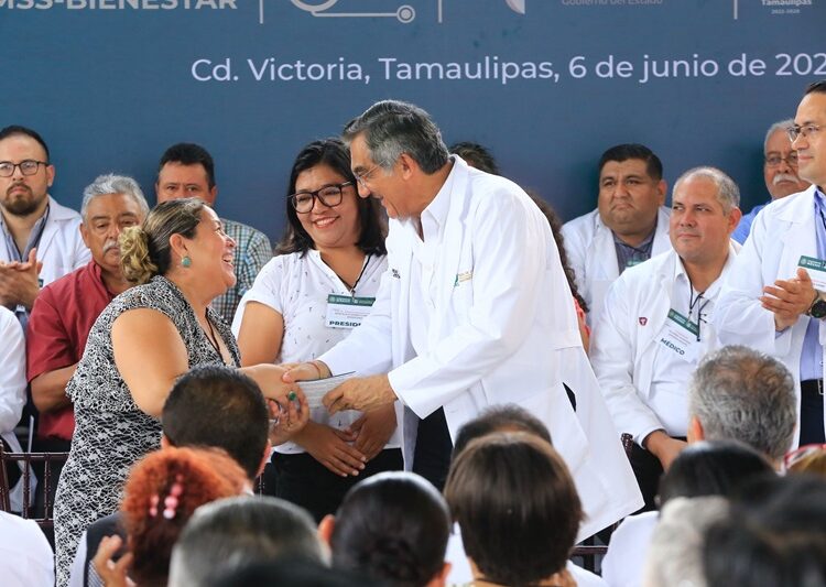 Entrega Américo tarjetas del programa “La Clínica es Nuestra”; refuerzan atención médica