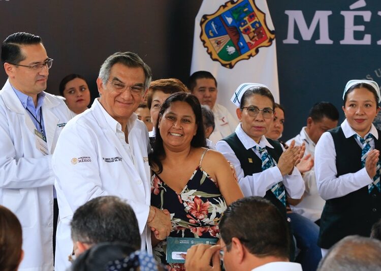 Entrega Américo tarjetas del programa “La Clínica es Nuestra”; refuerzan atención médica