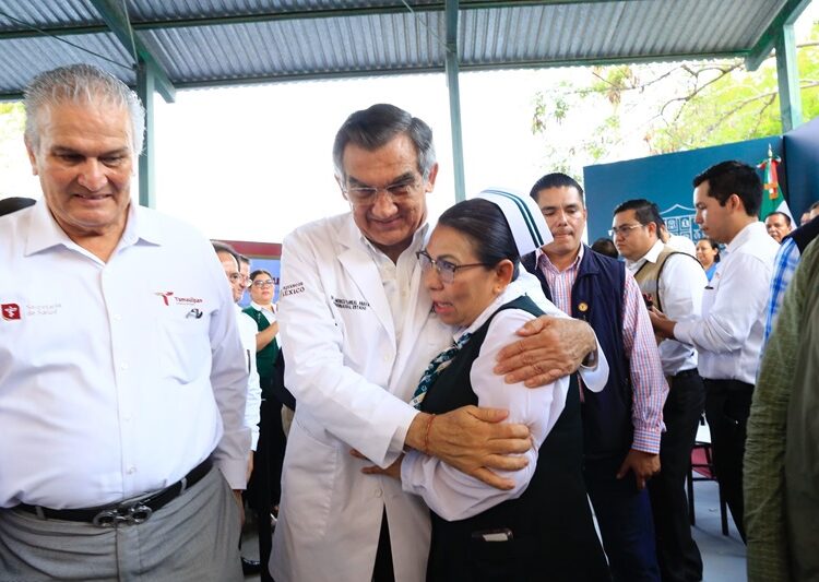 Entrega Américo tarjetas del programa “La Clínica es Nuestra”; refuerzan atención médica