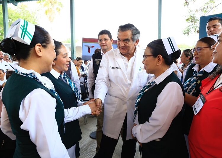 Entrega Américo tarjetas del programa “La Clínica es Nuestra”; refuerzan atención médica