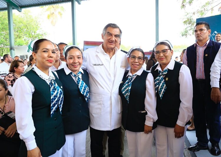 Entrega Américo tarjetas del programa “La Clínica es Nuestra”; refuerzan atención médica