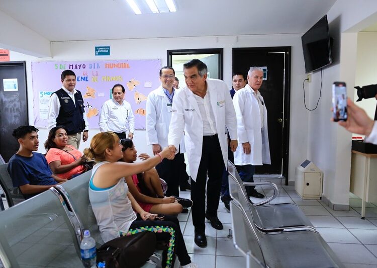 Entrega Américo tarjetas del programa “La Clínica es Nuestra”; refuerzan atención médica