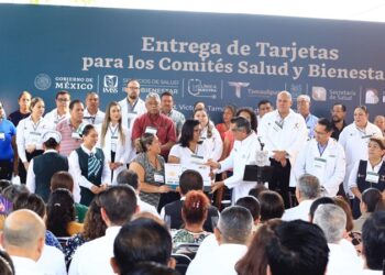 Entrega Américo tarjetas del programa “La Clínica es Nuestra”; refuerzan atención médica