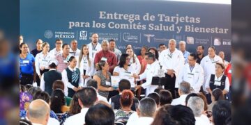 Entrega Américo tarjetas del programa “La Clínica es Nuestra”; refuerzan atención médica