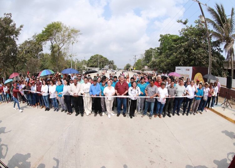 Entrega Armando Martínez nueva vialidad pavimentada en el Ejido La Pedrera