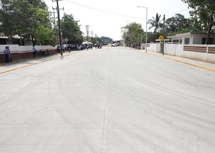 Entrega Armando Martínez nueva vialidad pavimentada en el Ejido La Pedrera