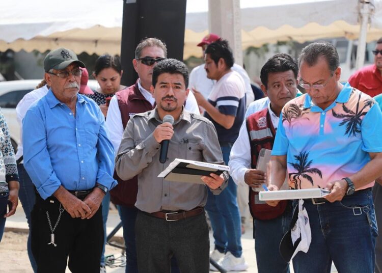 Entrega Armando Martínez nueva vialidad pavimentada en el Ejido La Pedrera