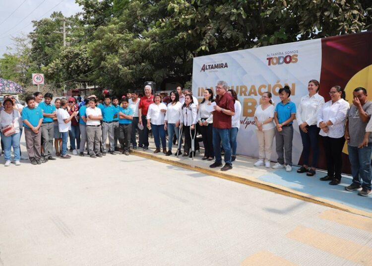 Entrega Armando Martínez nueva vialidad pavimentada en el Ejido La Pedrera