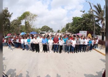 Entrega Armando Martínez nueva vialidad pavimentada en el Ejido La Pedrera