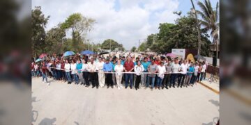 Entrega Armando Martínez nueva vialidad pavimentada en el Ejido La Pedrera