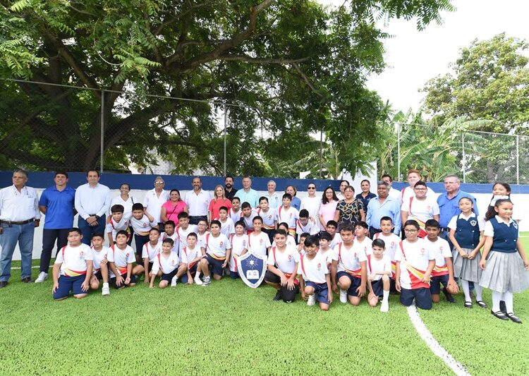 Entrega Chucho Nader moderna cancha de pasto sintético