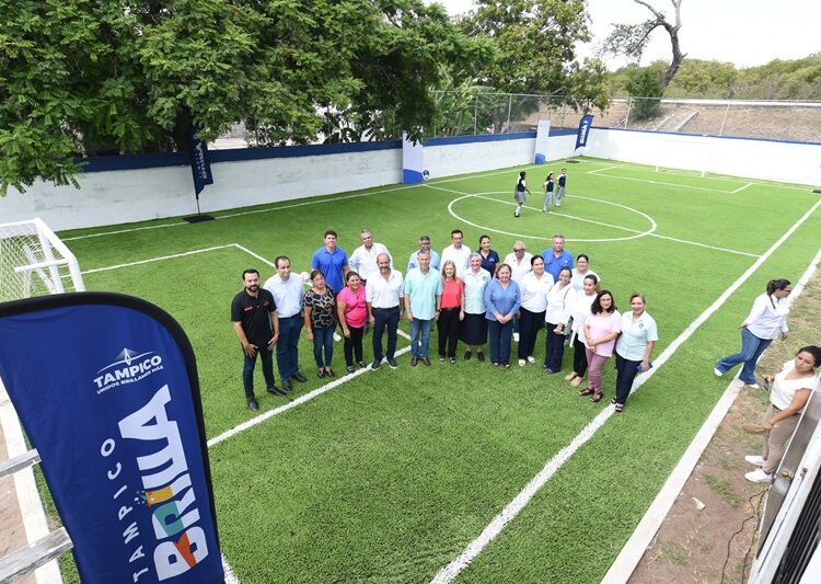 Entrega Chucho Nader moderna cancha de pasto sintético
