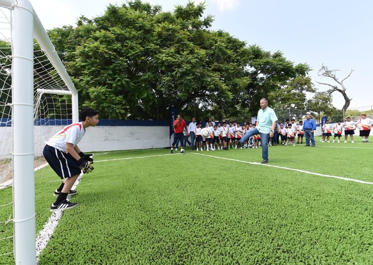 Entrega Chucho Nader moderna cancha de pasto sintético