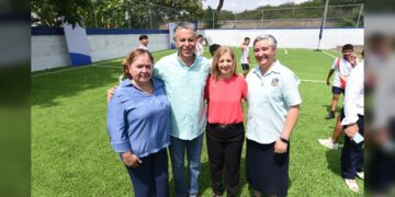 Entrega Chucho Nader moderna cancha de pasto sintético