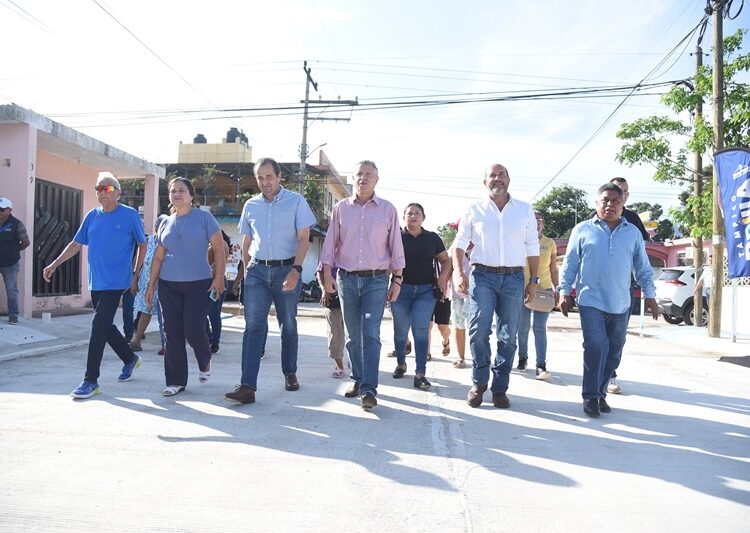 Entrega Chucho Nader más obras de pavimentación en la Borreguera