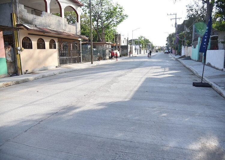 Entrega Chucho Nader más obras de pavimentación en la Borreguera