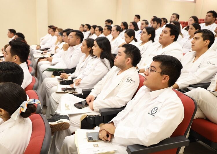 Entregan plazas a 77 médicos de pregrado de la UAT en Matamoros