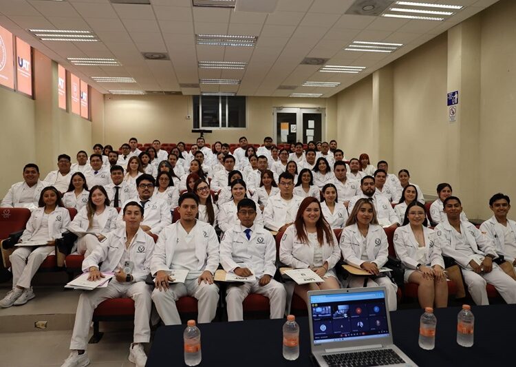 Entregan plazas a 77 médicos de pregrado de la UAT en Matamoros