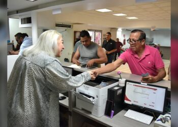 Evalúa Adriana Lozano servicio ciudadano en la Oficina Fiscal de Madero