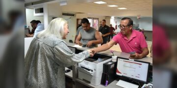 Evalúa Adriana Lozano servicio ciudadano en la Oficina Fiscal de Madero