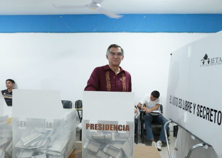 Al votar, Américo exhorta a las y los tamaulipecos a sufragar