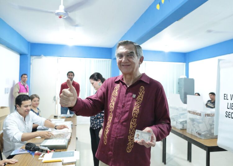 Al votar, Américo exhorta a las y los tamaulipecos a sufragar