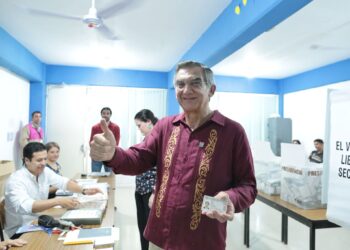 Al votar, Américo exhorta a las y los tamaulipecos a sufragar