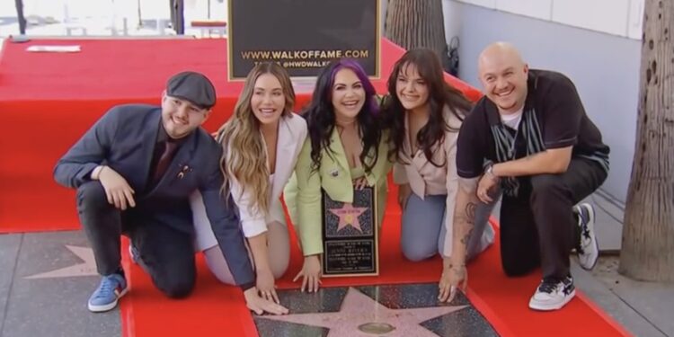 Jenni Rivera ya tiene estrella en Hollywood, mamá llora de alegría
