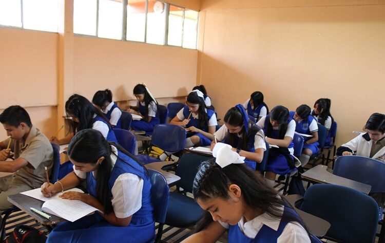 La UAT organizó concursos de física, química y matemáticas para estudiantes de secundaria