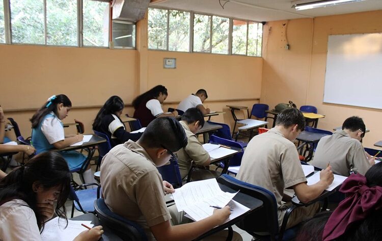 La UAT organizó concursos de física, química y matemáticas para estudiantes de secundaria