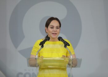 Lanza Carmen Lilia Canturosas convocatoria de Becas UNE para universitarios y educación especial