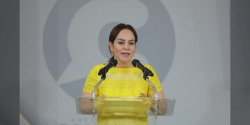 Lanza Carmen Lilia Canturosas convocatoria de Becas UNE para universitarios y educación especial