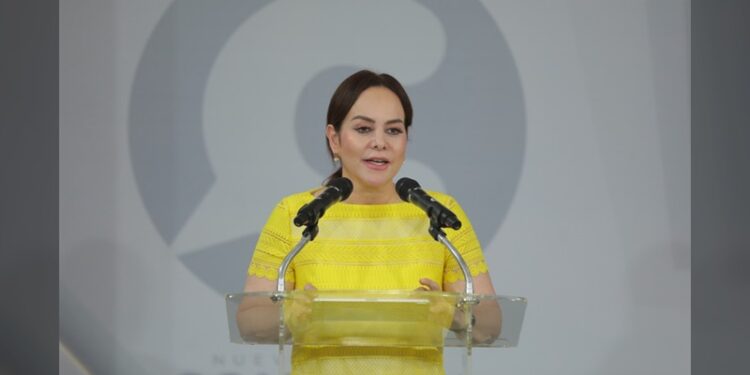 Lanza Carmen Lilia Canturosas convocatoria de Becas UNE para universitarios y educación especial