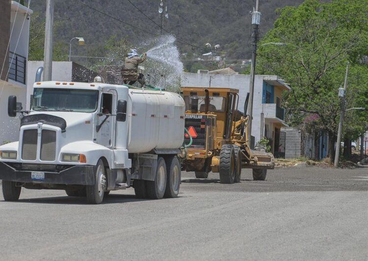 Le cumple Lalo Gattás a vecinos de la Cuauhtémoc