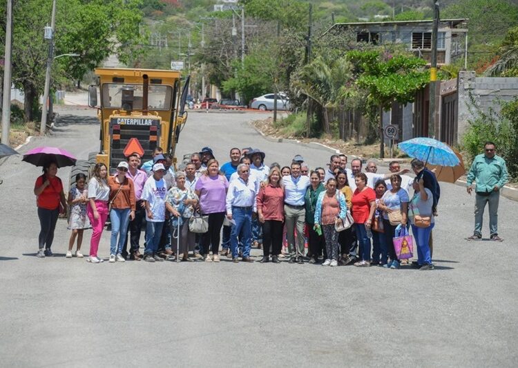 Le cumple Lalo Gattás a vecinos de la Cuauhtémoc
